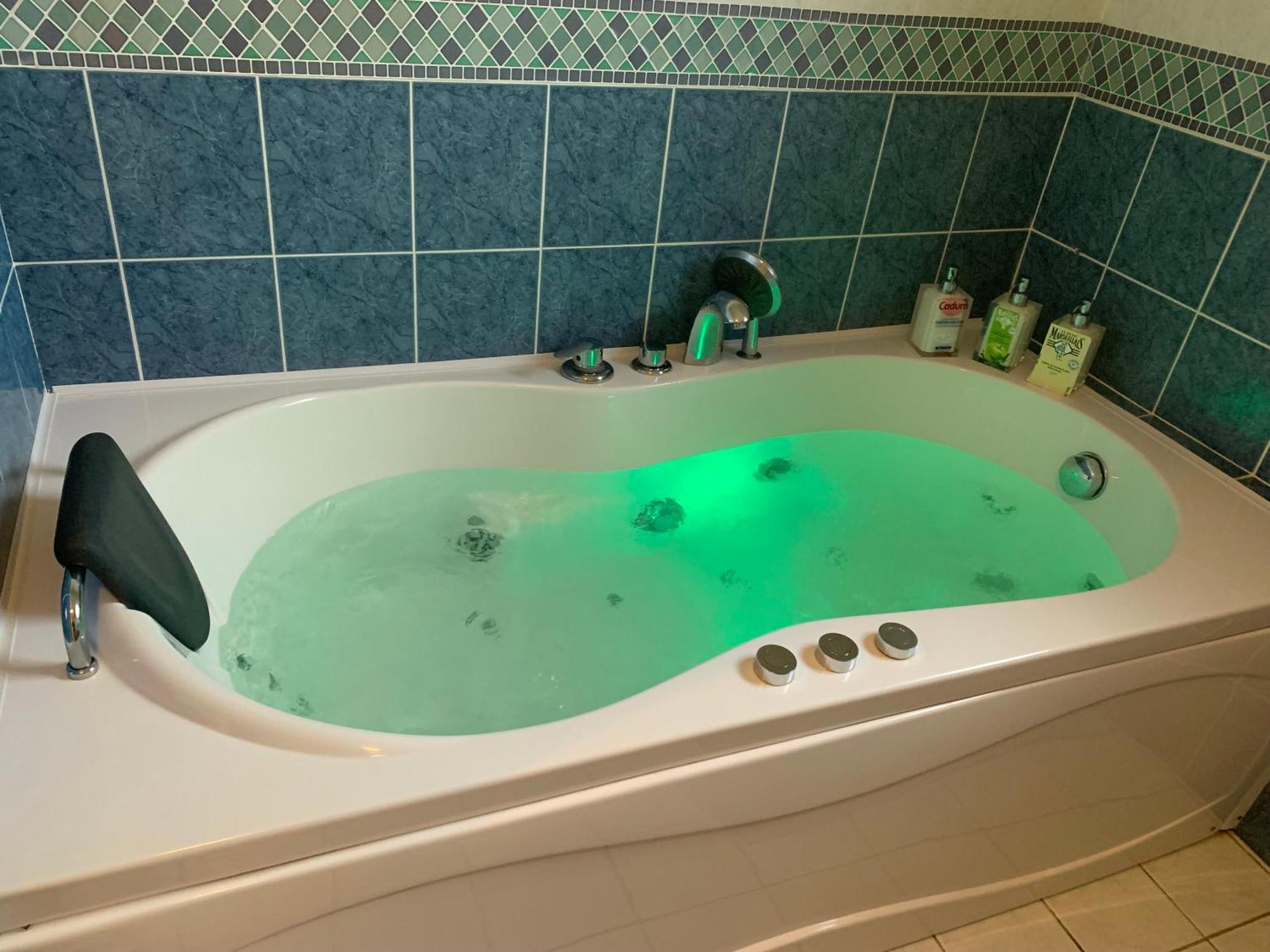 Gite 3 Etoiles Les Gourlines Avec Balneo, Veranda, Piscine Et Garage 아베르메스 외부 사진