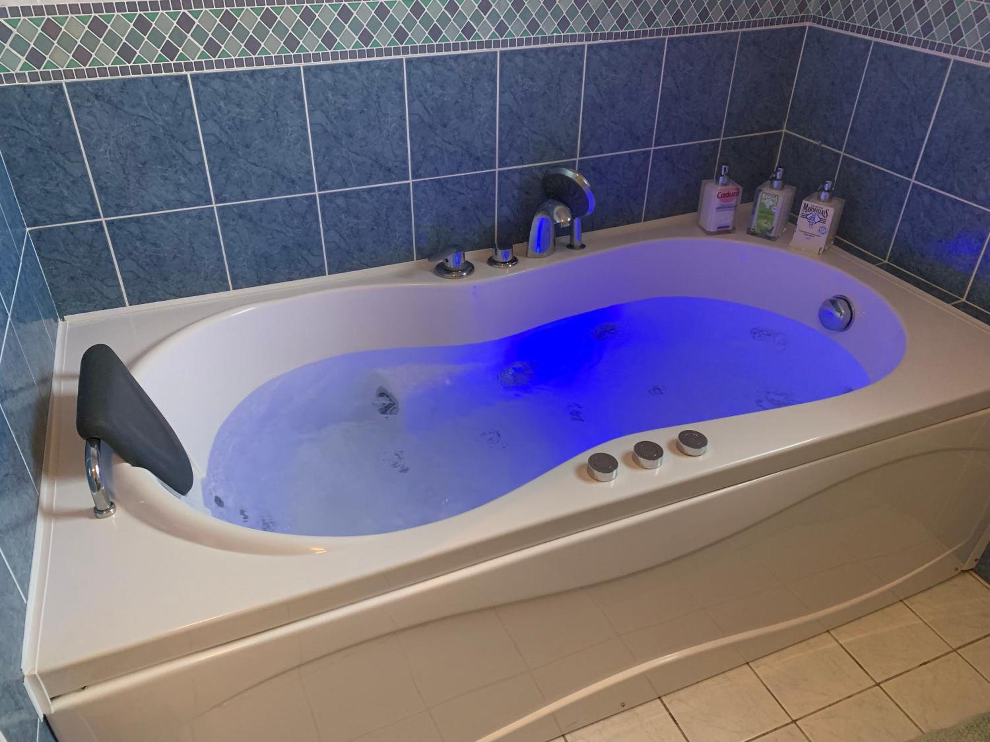 Gite 3 Etoiles Les Gourlines Avec Balneo, Veranda, Piscine Et Garage 아베르메스 외부 사진